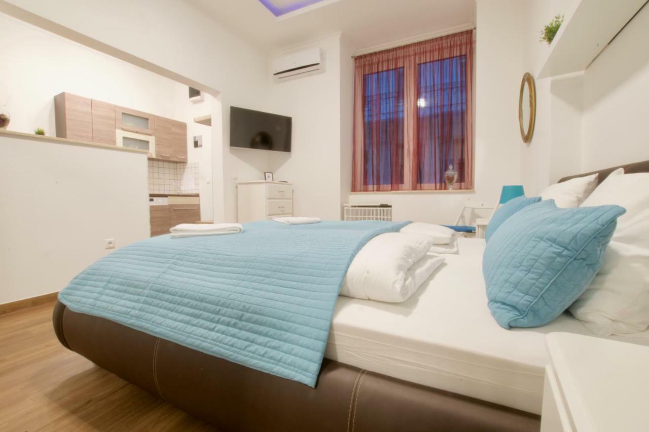Standard Apartment By Hi5 -Baross Square Budapest Esterno foto