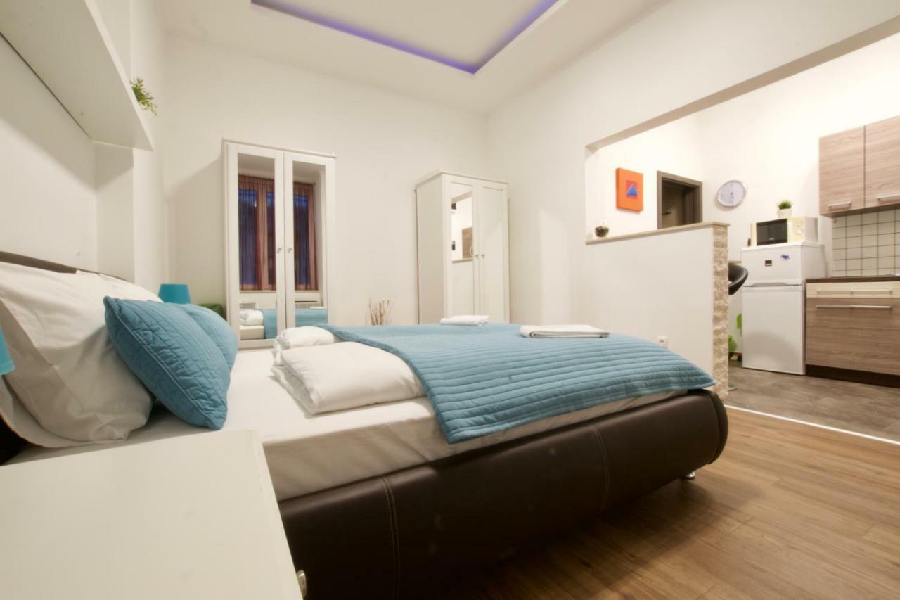 Standard Apartment By Hi5 -Baross Square Budapest Esterno foto